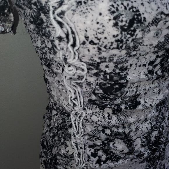 AB studio small white and black floral short sleeve blouse. - Picture 4 of 10